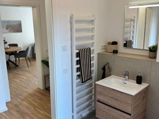 Großzügiges Badezimmer mit Tageslicht (Musterwohnung)