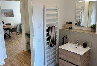 Großzügiges Badezimmer mit Tageslicht (Musterwohnung)