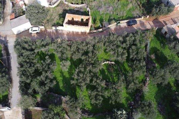 Kreta, Kokkino Chorio: Eckgrundstück in der Nähe des Dorfes und der Einkaufsmöglichkeiten zu verkaufen