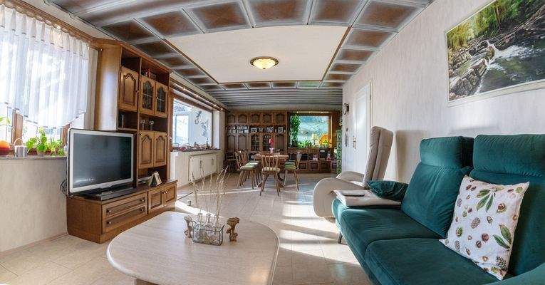 Erdgeschoss, Wohnbereich mit Blick zum Essbereich 