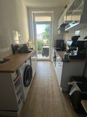 Küche mit Balkonausgang