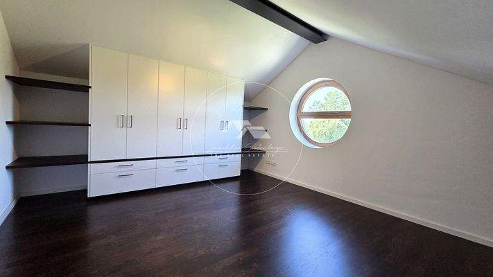 Schlafzimmer mit maßangefertigtem Einbauschrank vom Schreiner