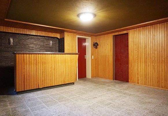 der holzverkleidete Partykeller-Raum inklusive Bar