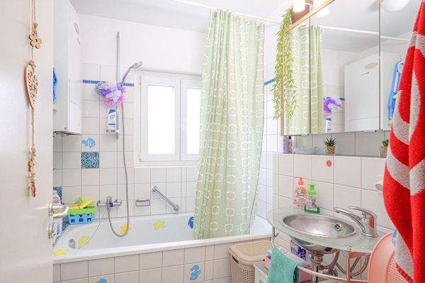 Badezimmer mit Badewanne