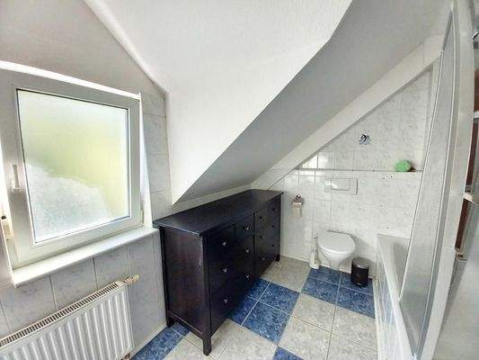 Wannenduschbad mit WC OG