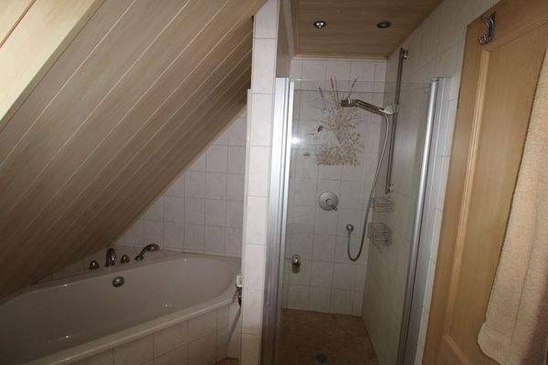 Dusche und Eckbadewanne