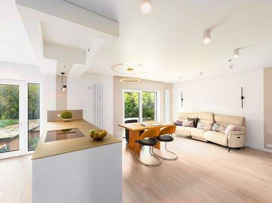 Wohn- und Essbereich mit Gartenblick