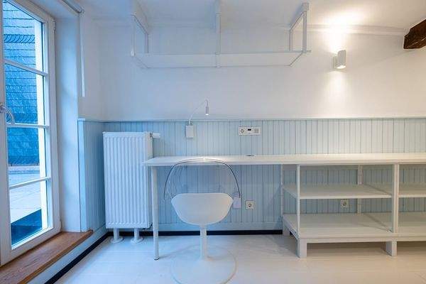 Helles Arbeitszimmer