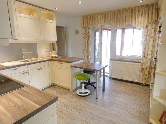 Küche mit Terrassenzugang