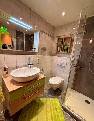 Bad mit Dusche im EG