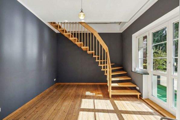 Zimmer mit Balkon und Zugang zum Dachgeschoss