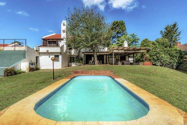 Pool mit Blick zum Haus