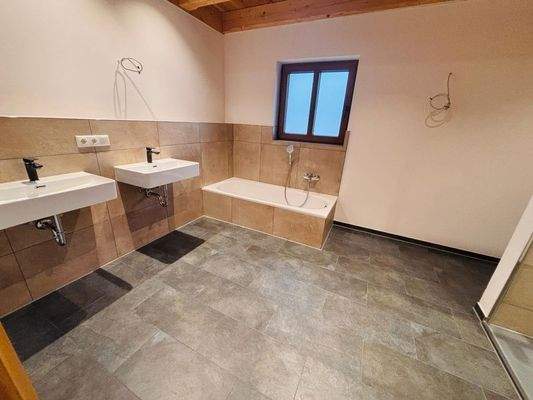 Bad mit Badewanne Blickwinkel 1