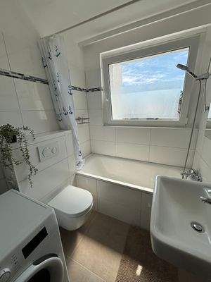 Helles, modernes Badezimmer