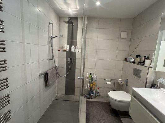 Bad mit ebenerdiger Dusche