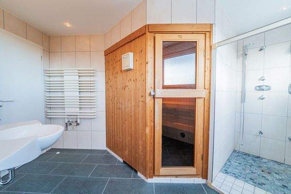 _Praktische Dusche angrenzend an die Sauna
