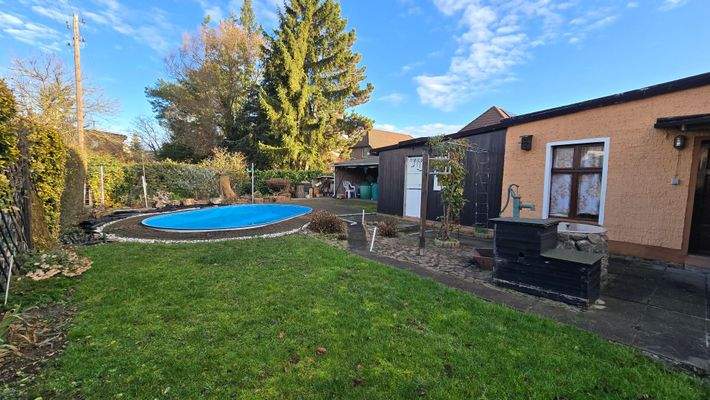 Pool mit Garten und Terrasse.jpg