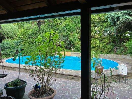 vom Poolhaus auf den Pool