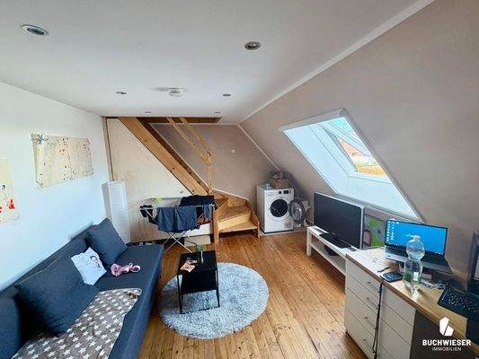 Helles Dachzimmer mit Büro