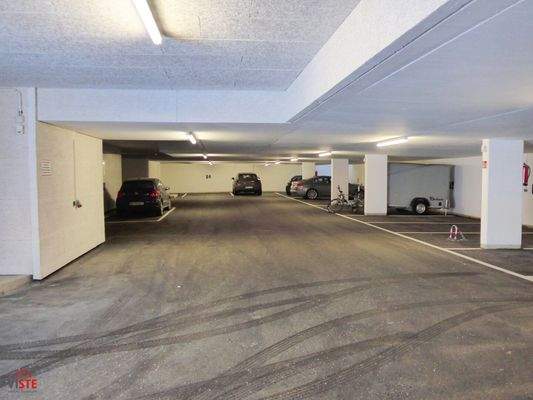 Ebenerdiges Parkdeck mit ausreichend Reversiermöglichkeiten