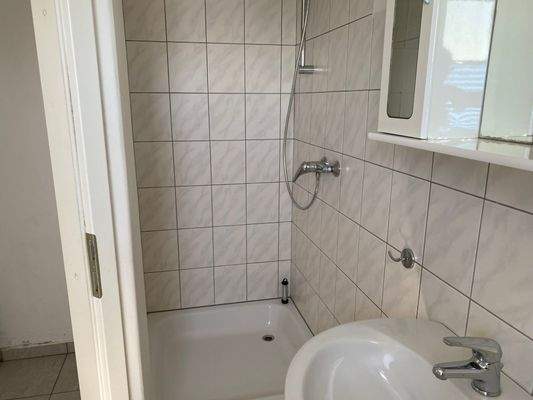 Mit Toilette und Dusche