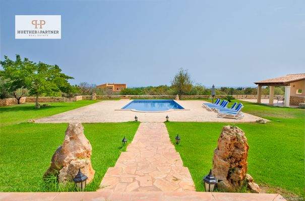 Pool mit Gartenanlage und Sommerkueche