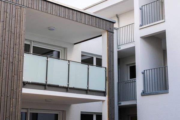 Balkondetail mit Milchglas