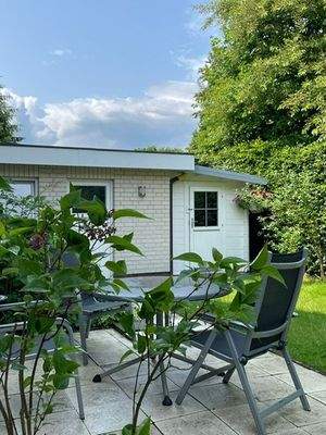 20- Terrasse Blick auf Gartenhaus