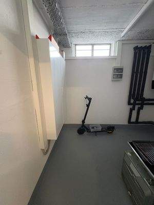 Helle Kellerecke mit Roller