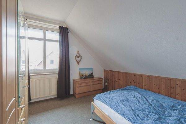 Das Schlafzimmer der linken Dachgeschosswohnung