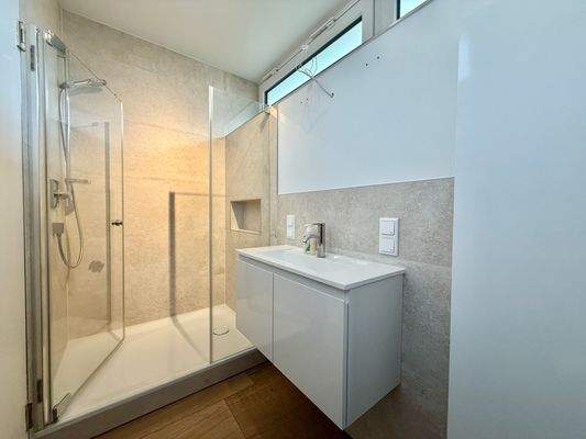 Zweites Badezimmer mit Dusche im Obergeschoss