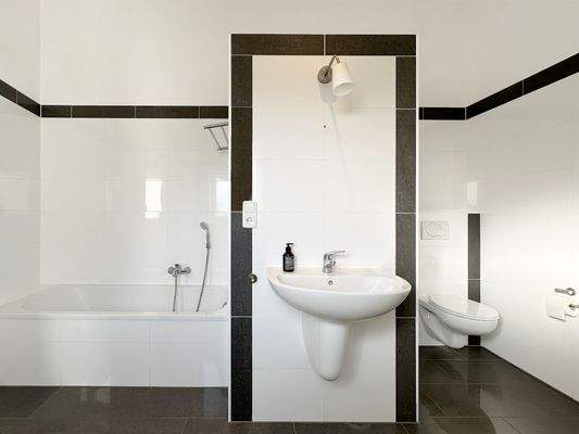 Bad mit Dusche und Wanne