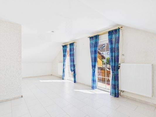 Helles Schlafzimmer mit Zugang zum Balkon, Ruhe, Licht und Privatsphäre vereint