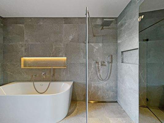 Elegante Badewanne und Regendusche