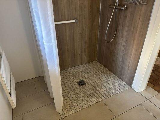 ...mit ebenerdiger Dusche