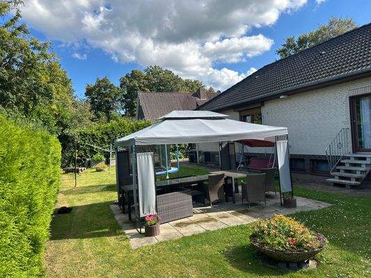 Rückwärtiger Garten mit Pavillion