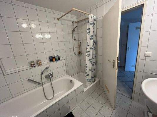 Bad mit Badewanne und Dusche