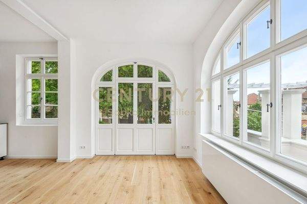 Wohnzimmer mit Zugang zur Terrasse