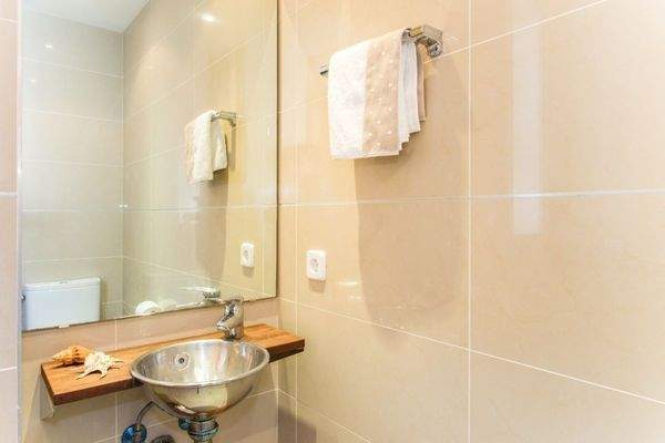 Eins von drei Badezimmern