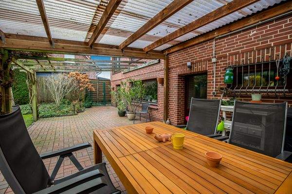 Schöne, zum Teil überdachte Außenterrasse