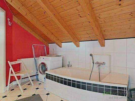 Badewanne und Waschmaschine