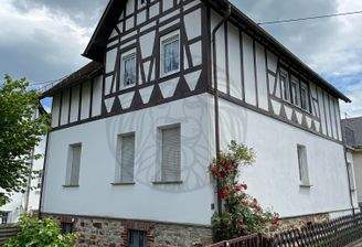 Haus und Einfahrt