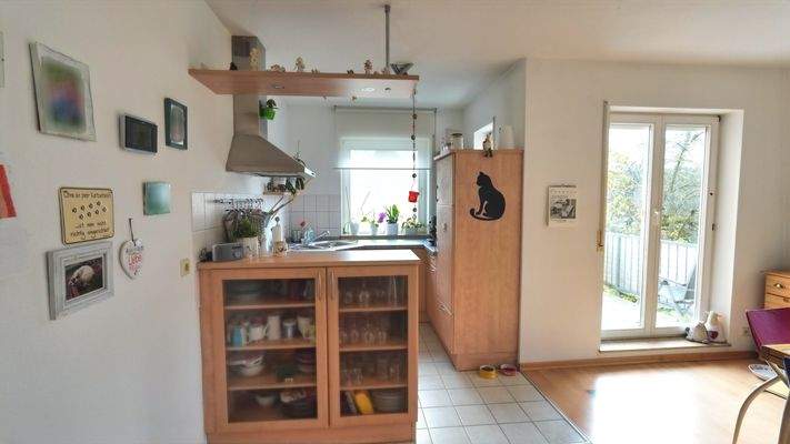 Blick in den Küchenbereich und Zugang Balkon