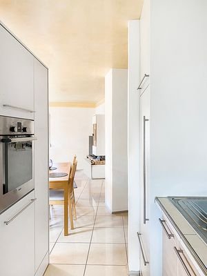 Blick aus offener Küche ins Wohnzimmer