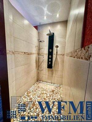 Dusche im Badezimmer im OG Archivbild aus 2024