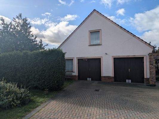 links XXL-Garage, rechts Monteurswohnung.MP.jpg