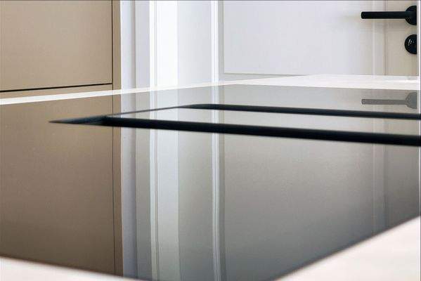 Induktionskochfeld & Dunstabzug (nach unten)