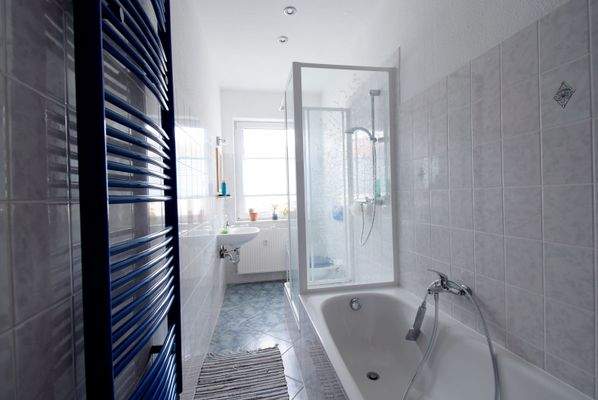 Tageslichtbad mit Dusche und Badewanne - Wohnung 1.OG links