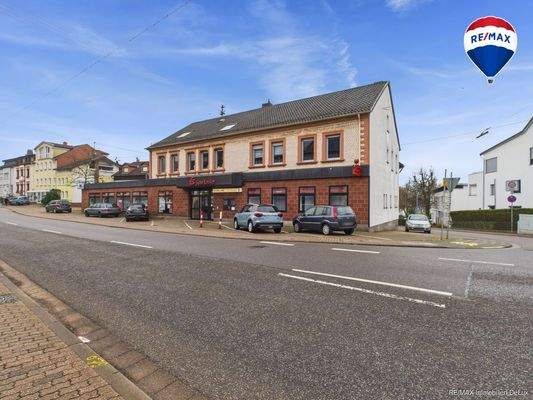 REMAX Immobilien DeLux Eigentumswohnung Frontansicht Schwalbach Mark Borowicz