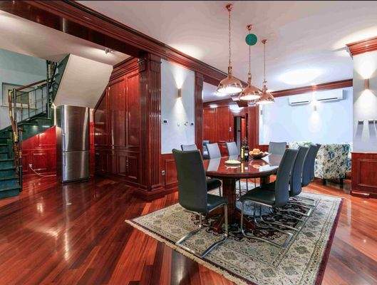 Afrikanischer Doussie-Echtholzboden in allen Wohn- und Schlafbereichen